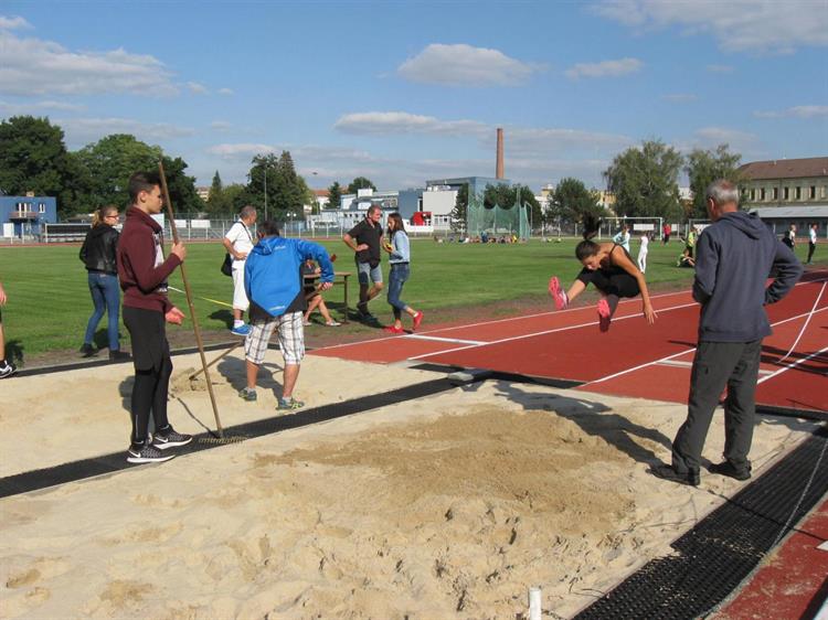 Hustopečští atleti se zúčastnili akce Doskoč si na olympiádu s Radkem Juškou. Foto: archiv oddílu.