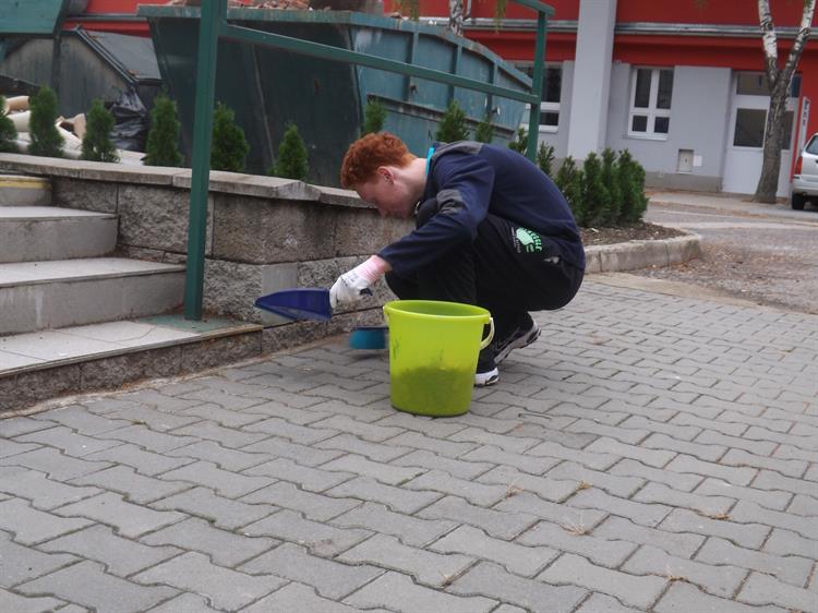 Do projektu 72 hodin se zapojili i studenti z hustopečského učiliště. Uklízeli školní dvůr. Foto: archiv školy.