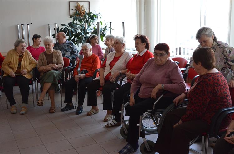 Žáci ZŠ Nádražní v rámci projektu 72 hodin bavili seniory v Penzionu pro důchodce. Foto: Jana Rozková.