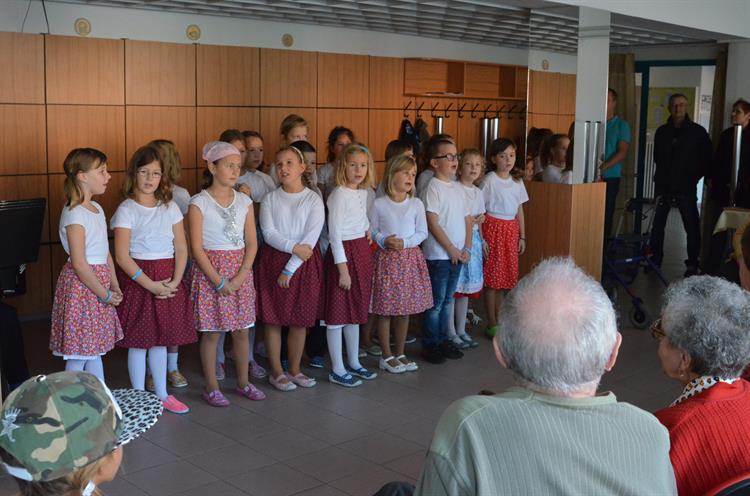 Žáci ZŠ Nádražní v rámci projektu 72 hodin bavili seniory v Penzionu pro důchodce. Foto: Jana Rozková.