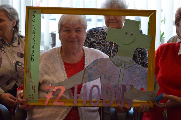 Žáci ZŠ Nádražní v rámci projektu 72 hodin bavili seniory v Penzionu pro důchodce. Foto: Jana Rozková.