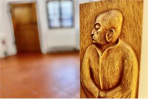 Galerii zdobí velkoformátové fotografie a dřevořezby z Nikolčic