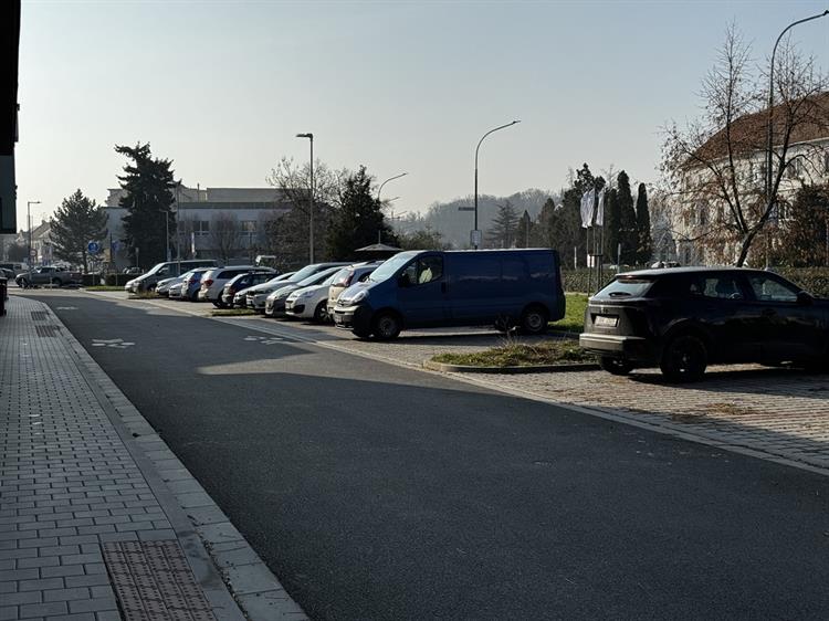 Nová parkovací zóna na ulici Brněnská