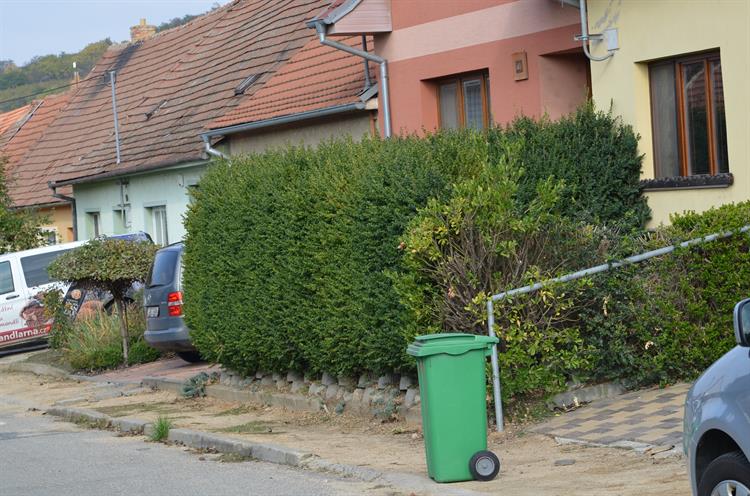 Chodníky v dezolátním stavu v ulici Nerudova už budou zanedlouho minulostí. Foto: Jana Rozková.