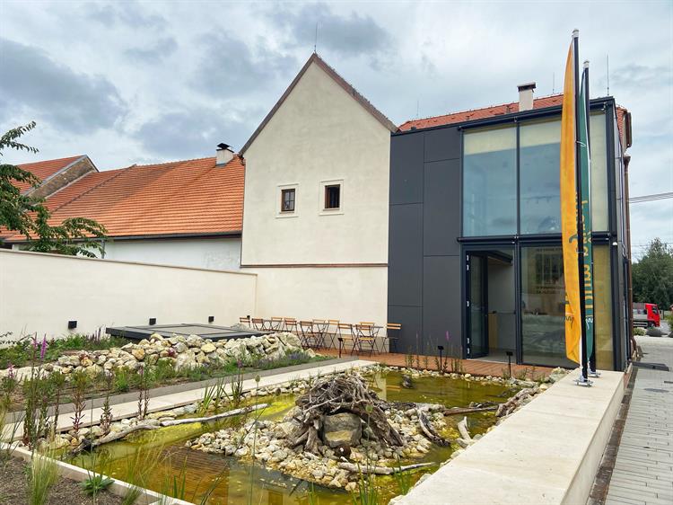 Původní historický objekt ze 16. století slouží jako zázemí muzea, zatímco samotná expozice je umístěna do nově vybudovaného podzemního prostoru. Nově vznikla i zahrada s umělým jezírkem a menší dětské hřiště.