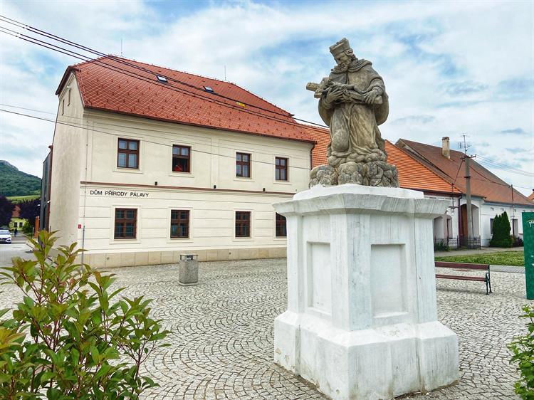 Dům přírody Pálavy v Dolních Věstonicích po rozsáhlé rekonstrukci vítá od 15. června 2024 opět návštěvníky a nabízí nespočet zajímavostí o Pálavě, její fauně i flóře.