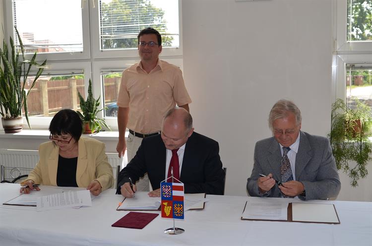 Podpis smlouvy s Jihomoravským krajem v roce 2015.