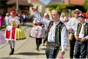Barevné kroje, víno a muzika: Hustopeče slavily hody