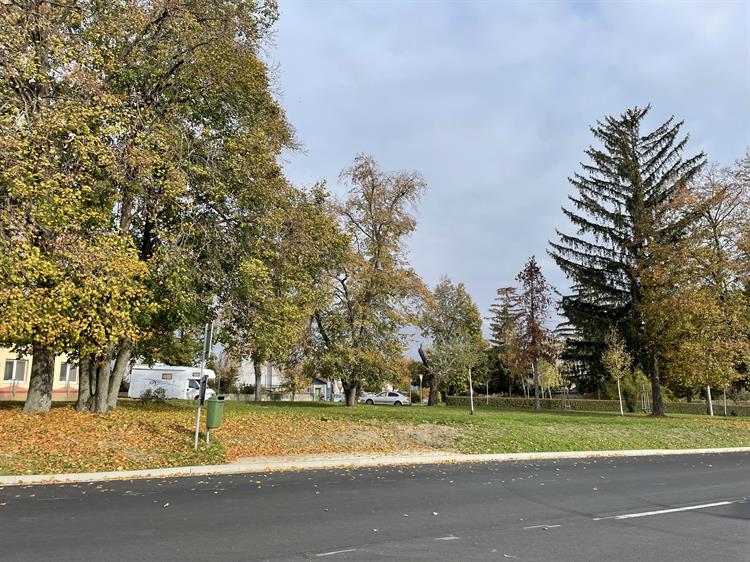 Těsně před začátkem stavby je nová autobusová zastávka s chodníkem v ulici Nádražní