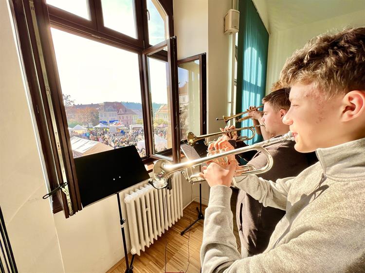 ZUŠka se raduje z nových dechových nástrojů. 