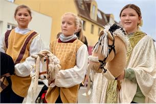 Hamburgery a koníci na tyči. Svatého Martina jsme vítali netradičně.