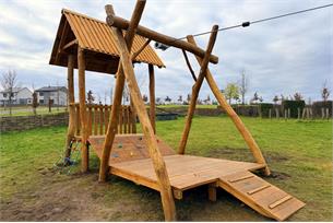 Dětské hřiště na Křížovém kopci je doplněno o lanovou dráhu