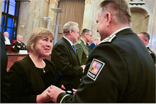 Starostka Hustopečí převzala stříbrnou medaili za vynikající spolupráci s policií