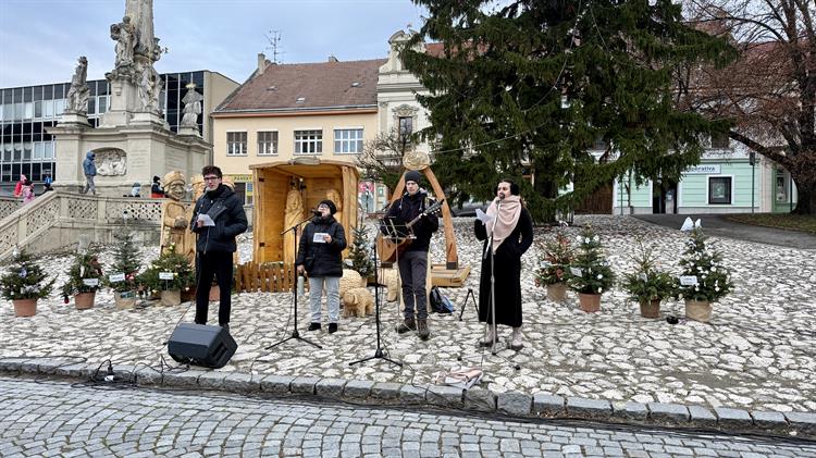 Štědrovečerní zpívání u stromečku. 