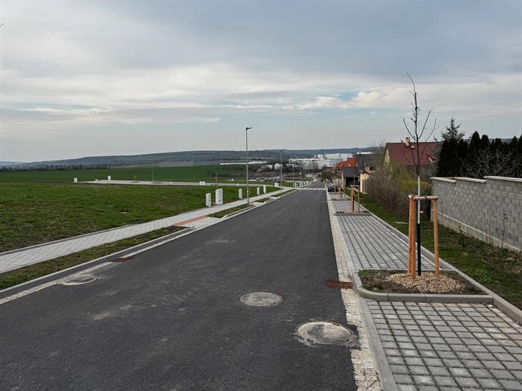 K dispozici je devět pozemků. 