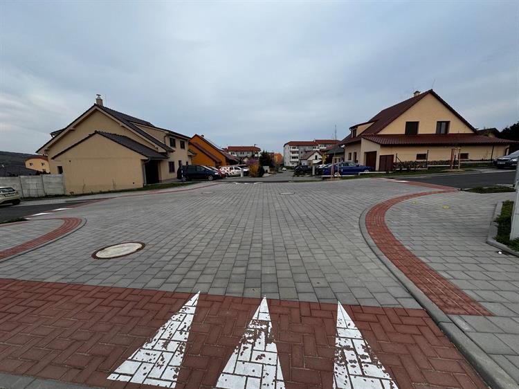 K dispozici je devět pozemků. 