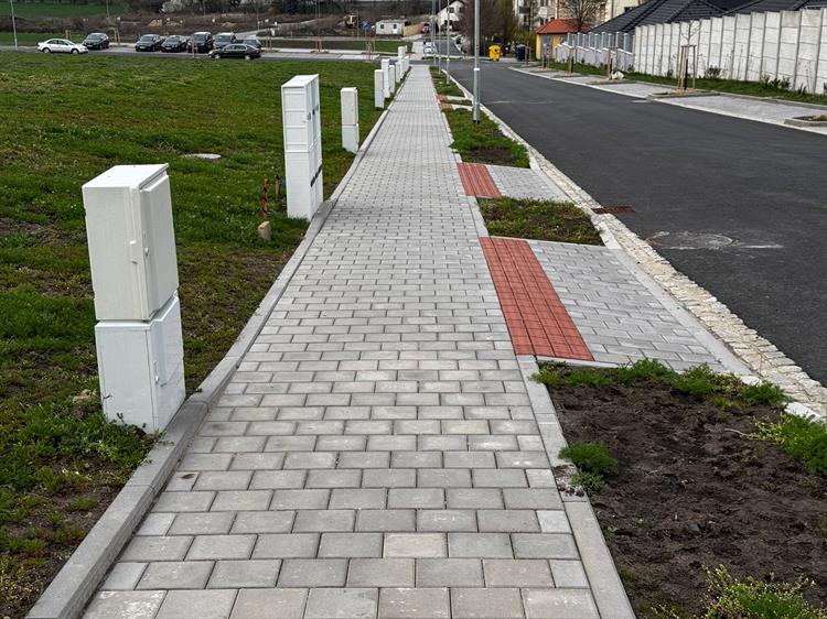 K dispozici je devět pozemků. 