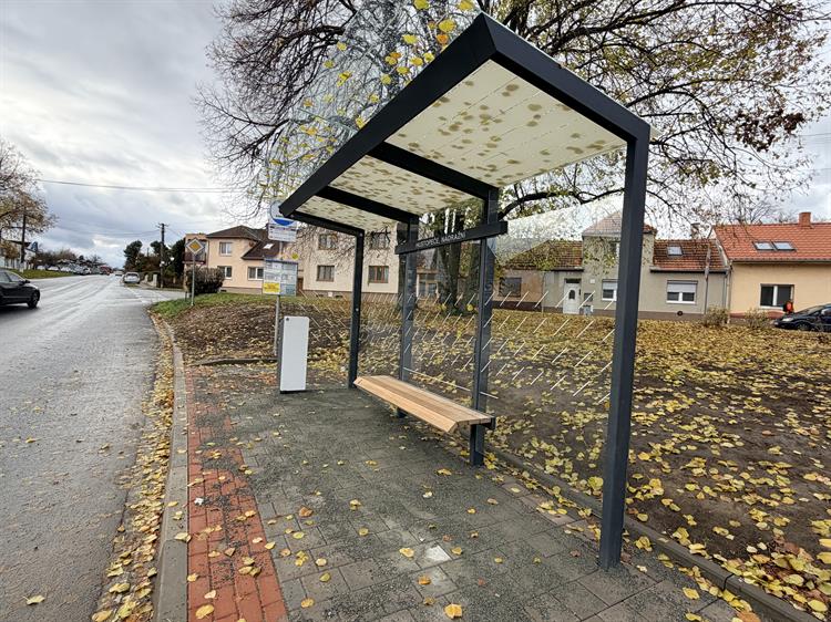 Opravy se dočkal chodník a autobusová zastávka v ulici Nádražní.