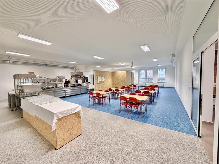 Nová školní kuchyně a jídelna na Základní škole Komenského díky rekonstrukci navýší kapacitu výdeje.