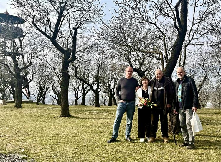 Vedení města popřálo panu Poslušnému přímo v mandlońovém sadu