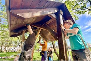 Křížový vrch ožívá: Pódium šlo k zemi a skauti opravují altán