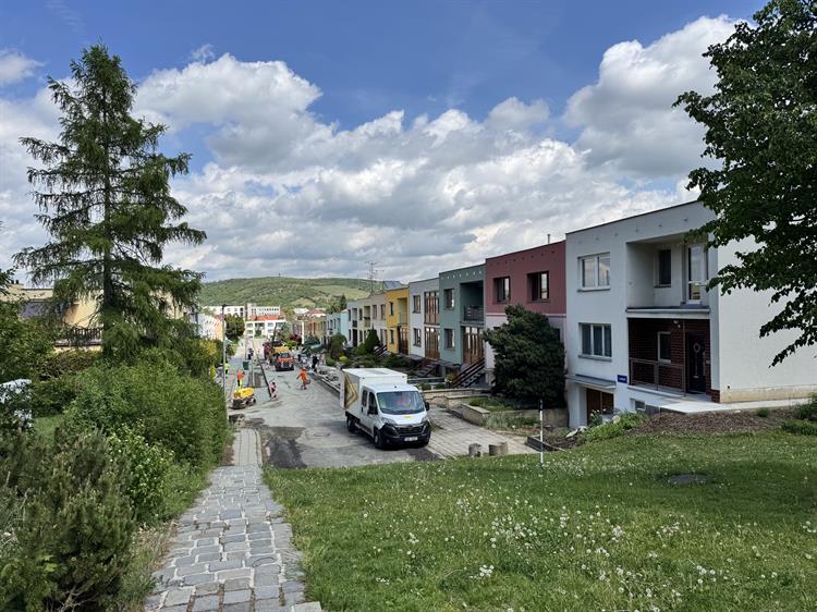 V ulici Ludvíka Svobody panuje čirý stavební ruch.