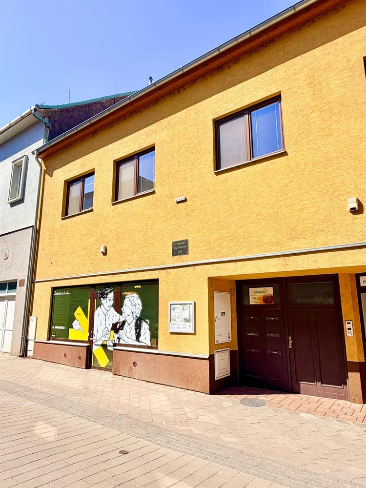 Žlutý domek na Mrštíkovce.