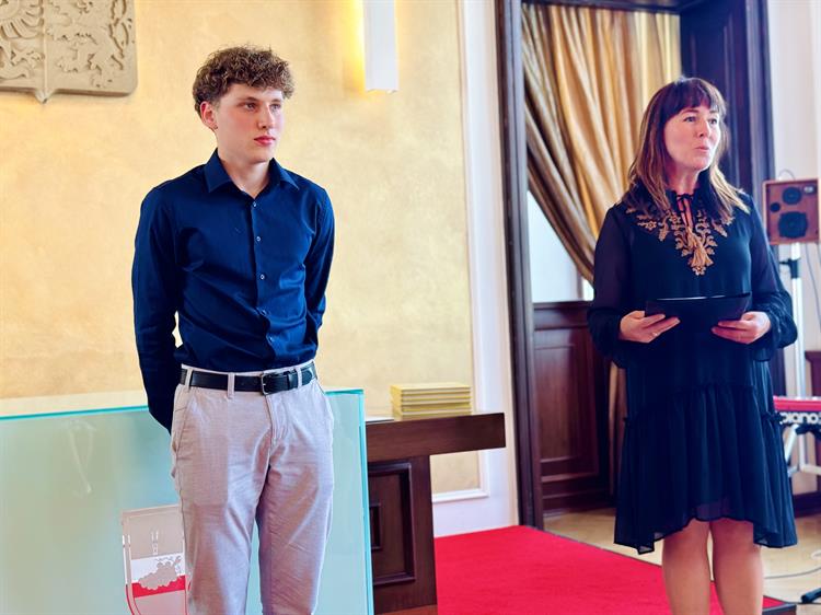 Adam Hlušek, 8.B. v hodinách pracuje výborně, chování perfektní, za dosahování vynikajících studijních výsledků a reprezentaci školy ve vědomostních olympiádách