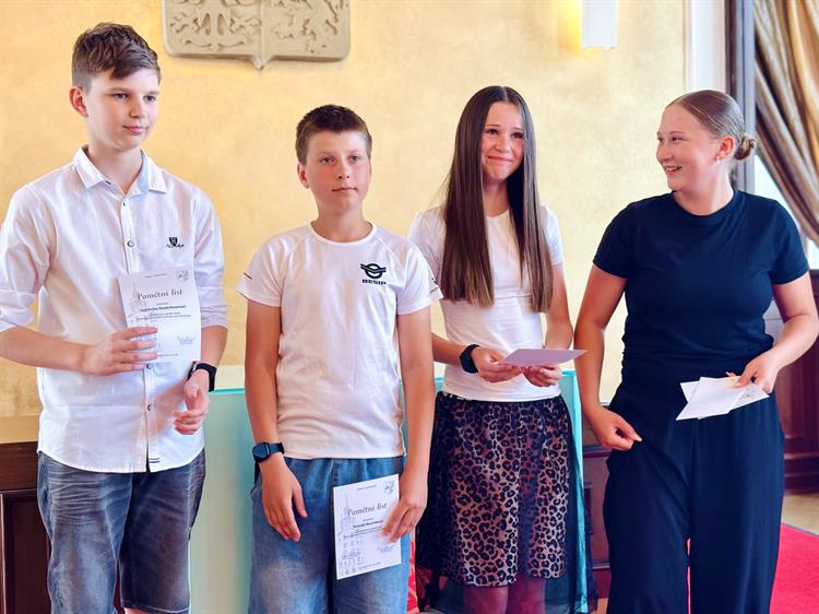 Kamenská Lucie, Kostrhoun Vojtěch, Rozinka Tomáš, Lounková Hana ze ZŠ Nádražní. Ocenění za své skvělé výsledky v Dopravní soutěži.