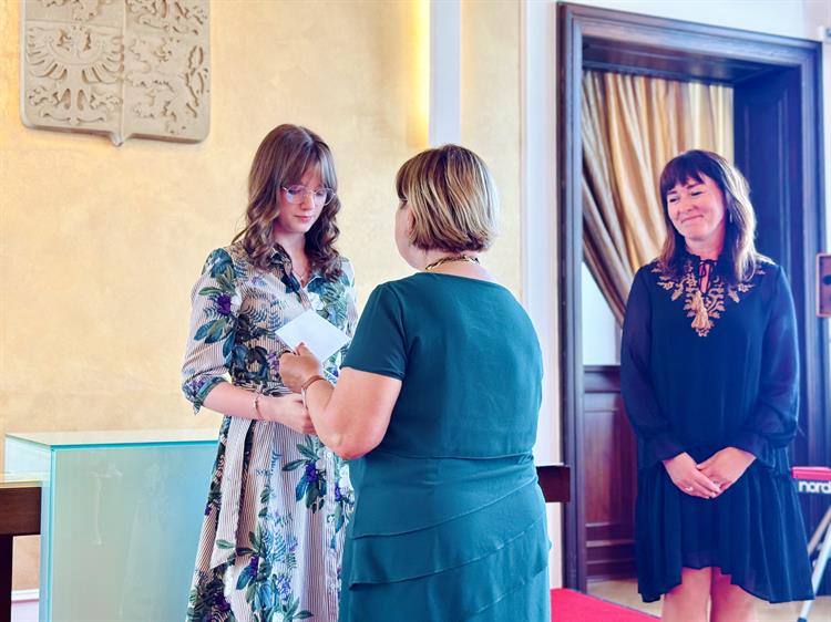 Emma Střelcová, Septima Gymnázium T. G. Masaryka, Mimořádné úspěchy v jazykových soutěžích: reprezentace a 7. místo v ústředním kole Francouzské olympiády. 