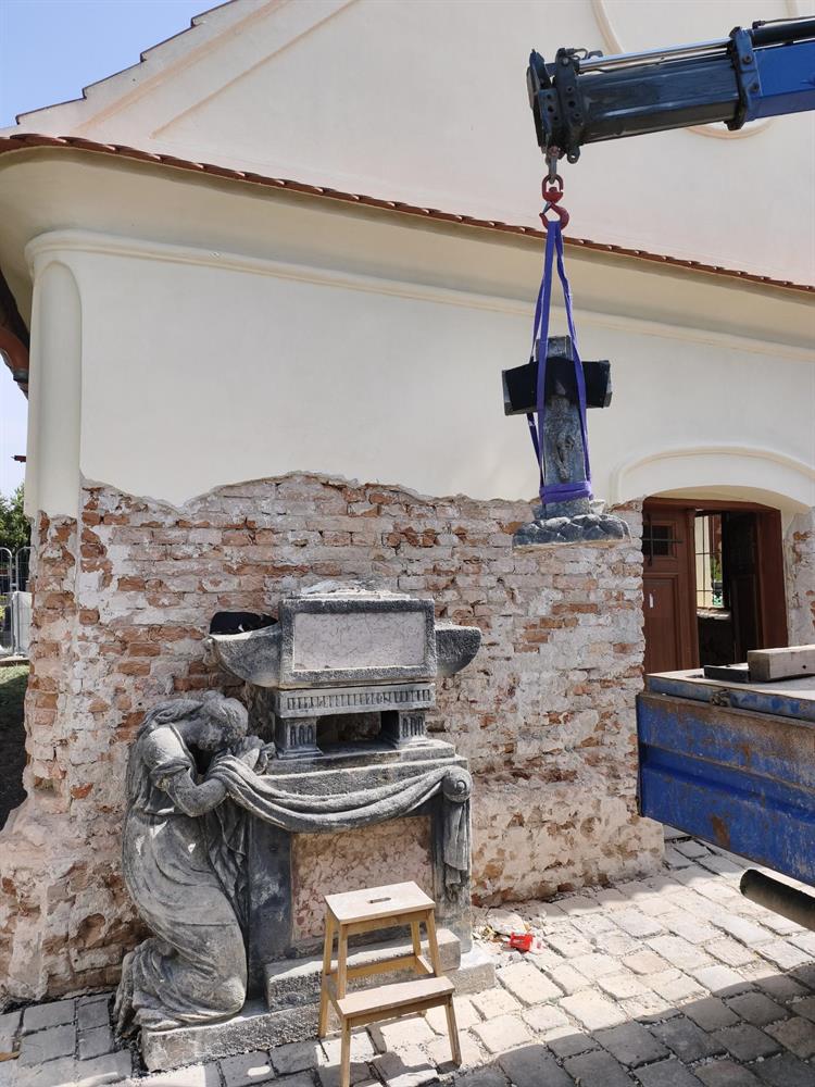 V posledním srpnovém týdnu byl odvezen k renovaci. 