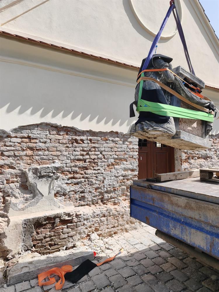 V posledním srpnovém týdnu byl odvezen k renovaci. 