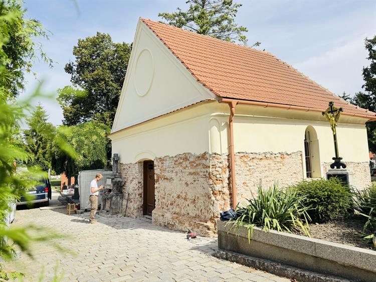 Kapli na hřbitově trápí vlhkost.