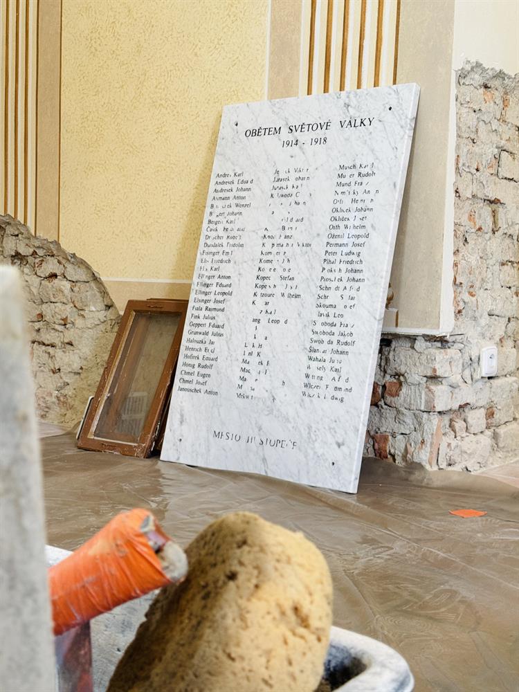 Pamětní deska v roce 2026.