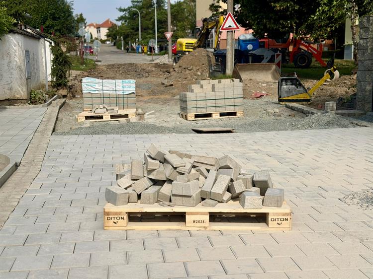 Průběh stavebních prací v Pitněrově ulici (srpen 2026)