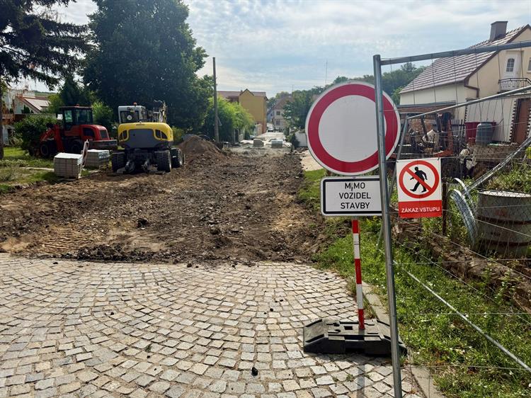 Průběh stavebních prací v Pitněrově ulici (srpen 2026)