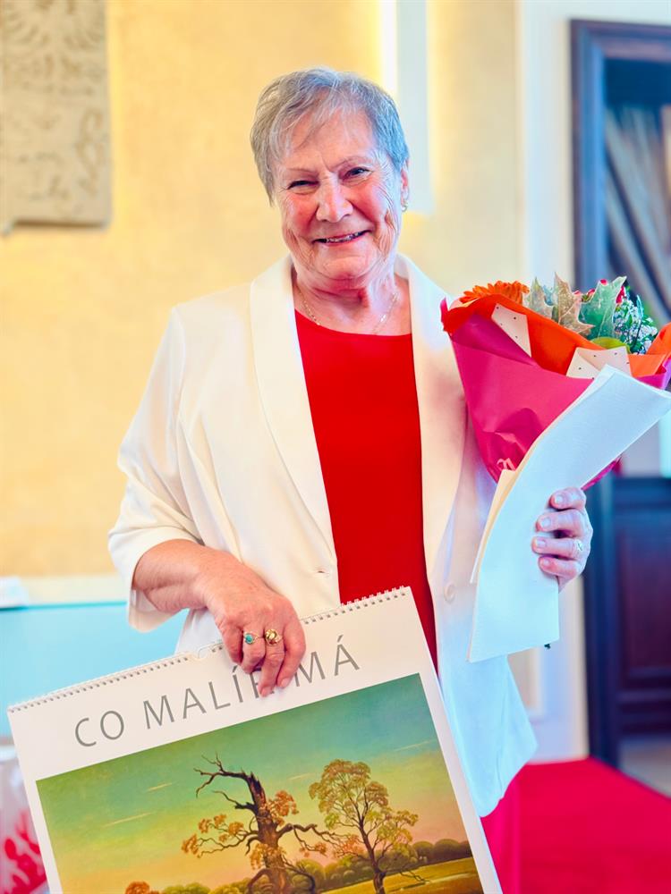 Paní Alena Jislová, Cena starostky města Hustopeče za dlouholetý přínos pro spolkovou činnost ve městě. Alena Jislová se narodila 5. 4. 1951 v Táboře. Protože její rodiče pracovali na statku, bylo logické, že po absolvování základní školy odešla na střední zemědělskou školu v Táboře. Zde bylo pro její budoucí směřování důležité, že část výuky směřovala i k ručním pracím a výtvarné činnosti, pro něž měla Alena Jislová vrozené předpoklady.  V roce 1973 se díky manželovi, který pochází z Velkých Pavlovic, ocitla v Hustopečích, kde žije doposud. Po mateřské dovolené pracovala v oděvním družstvu Vkus v Brně, a poté u firmy Wamser v Hustopečích. Její výtvarné nadání a záliba v četbě ji dovedly k zapojení se do kulturního dění v Hustopečích, což se v roce 2007 završilo vstupem do Muzejního spolku. Paní Alena Jislová patřila k 30 zakládajícím členům organizace, která si mj. vytkla za cíl pořádání vzdělávacích a osvětových akcí a spolupráci při kulturních a odborných prezentacích Městského muzea a galerie Hustopeče. Od roku 2010 až do covidové éry patřila Alena Jislová k hlavním organizátorům velikonočních a vánočních výstav a muzejních bazarů a podílela za na zajišťování velkých výstavních prezentací muzea – např. v roce 2011 výstava ANNO DOMINI 1961 (Zkáza farního kostela sv. Václava v Hustopečích), v roce 2016 výstava Jan Obšil NÁVRAT DOMŮ, v roce 2019 výstava 100 LET GYMNÁZIA V HUSTOPEČÍCH…  Bez organizačního přispění Aleny Jislové by nebylo možné ani konání odborného semináře REKONSTRUKCE SLAVNOSTNÍ FORMY KROJE A JEJÍ APLIKACE V PRAXI, který v muzeu probíhá každoročně v listopadu. Alena Jislová je příkladem obětavého a činorodého přístupu k muzejní a vlastivědné práci, který je v současné společnosti zcela výjimečný.  