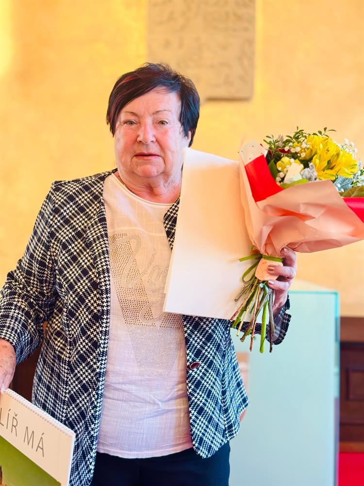 Paní Jiřina Kotoučková, Cena starostky města Hustopeče za dlouholetý přínos pro spolkovou činnost. Jiřina Kotoučková se narodila 19. 8. 1947 v Bořeticích v učitelské rodině. Po absolvování základní školy vystudovala Střední všeobecně vzdělávací školu v Hustopečích a Střední ekonomickou v Břeclavi. Po maturitě pracovala jako ekonomka v OÚNZ Břeclav – nemocnice Hustopeče a od roku 1992 až do důchodu působila jako vedoucí ekonomického odboru Městského úřadu Hustopeče.  Její celoživotní zájem o historii ji v roce 2007 přivedl do řad Muzejního spolku, kde patřila k zakládajícím členům. Za předsednictví Jana Horáka (2007) se stala jednatelkou této organizace. V této roli se nezabývala jen finančními záležitostmi spolku, ale díky svému činorodému přístupu rozšířila agendu spolku i o pestrou zájezdovou činnost, která byla apriori zaměřena na místa propojená s historií Hustopečí a Hustopečska. Zde je nutno vyzvednout především zájezdy do pohoří Monte Grappa v Itálii (2016) a do polské a ukrajinské Haliče (2017) po stopách bojů první světové války, jichž se účastnili i muži z Hustopečska. Jiřina Kotoučková vydatně přispěla i k různým aktivitám spojujícím činnost Muzejního spolku a muzea (např. 2008 pamětní deska Filipa Kubera, rok 2009 otevření Naučné stezky TGM, rok 2018 otevření expozice OSVOBOZENÍ 1945, rok 2022 připomínka 400 let od vyhnání Hutterských bratří z Moravy, rok 2023 700. výročí klášterních Hustopečí…). Vedle Jana Horáka (zemřel v roce 2020) a Josefa Babáčka (zemřel v roce 2023) byla Jiřina Kotoučková od počátku nejvýraznější osobností Muzejního spolku a její vlastivědná práce je významným příspěvkem ke kultuře a vzdělanosti v našem městě.