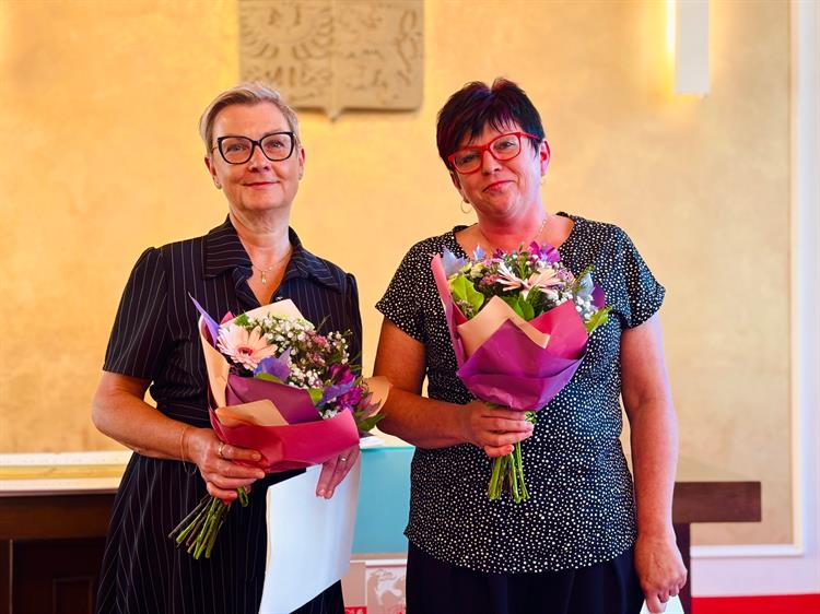 Jitka Horáková a Jana Unverdorbenová, Cena starostky města Hustopeče za přínos v oblasti knihovnictví. Jana Unverdorbenová se narodila 7. 12. 1970 v Brně, vystudovala Střední knihovnickou školu v Brně. Po studiu pracovala v lékařské knihovně v Úrazové nemocnici v Brně. Od roku 1996 pracuje v Městské knihovně v Hustopečích.  Jitka Horáková se narodila 19. 11. 1971 v Hustopečích, vystudovala Gymnázium v Břeclavi, později absolvovala knihovnický kurz při Moravské zemské knihovně v Brně. V hustopečské knihovně pracuje od roku 2002. Obě knihovnice pracovaly ještě i pod vedením dlouholetého knihovníka Jana Horáka, který hustopečskou knihovnu posunul na vysokou úroveň.  Knihovnická práce se pro obě stala posláním. Je to práce různorodá a každý den přináší něco nového. Hlavní náplní jejich práce je kontakt se čtenáři při půjčování knih, jsou ochotné doporučit žánr šitý každému na míru.  Organizují v městské knihovně přednášky pro širokou veřejnost, výstavy amatérských umělců. V budově se nachází Mateřské centrum Cipísek, jehož provoz také zajišťují knihovnice. Věnují se práci s dětmi na knihovnických besedách, exkurzích, spolupracují s MŠ, ZŠ a středními školami ve městě.  Již 13. rokem pomocí soutěže Lovci perel motivují děti ke čtení. Každý rok probíhá slavnostní pasování prvňáčků zdejších základních škol na Rytíře čtenářského řádu. Již deset let v knihovně funguje VU3V (virtuální univerzita třetího věku), která navázala na předchozí Akademii třetího věku. Pro zájemce bývají otevřeny kurzy trénování paměti. Knihovnice se snažily a nadále usilují o modernizaci knihovny, ať už pořízením moderního knihovnického systému nebo půjčováním elektronických knih. V roce 2016 obdržela Městská knihovna Hustopeče ocenění Knihovna Jihomoravského kraje, zároveň byly oceněny obě knihovnice za nadstandardní rozvoj veřejných knihovnických a informačních služeb v obci a podporu kulturního a společenského života. Knihovna se stala komunitním a společenským místem ve městě.