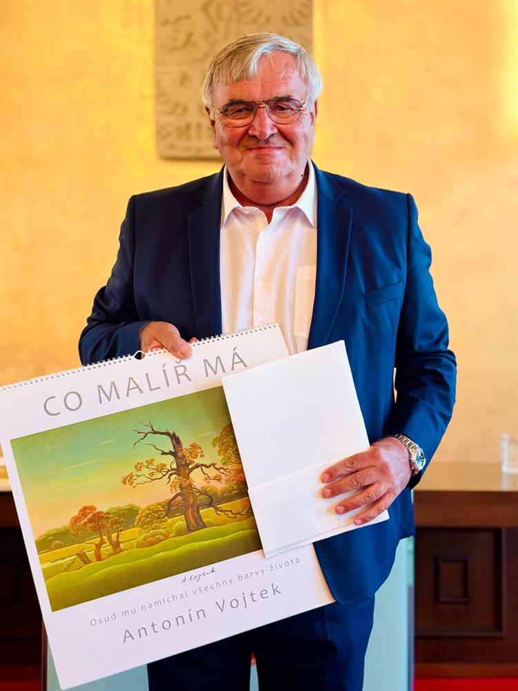 Miroslav Strouhal, Cena starostky města Hustopeče za dlouholetý přínos v oblasti kultury a sportu. Narodil se 2. července 1955 v Hustopečích. S rodiči žil ve Velkých Němčicích, kde navštěvoval základní školu. Vystudoval hustopečské gymnázium a v r. 1978 zakončil studium na Pedagogické fakultě v Brně. Učil krátce na ZŠ v Hustopečích, po vojně na ZŠ v Nikolčicích. V roce 1982 se s rodinou usadil v rodných Velkých Němčicích, kde do roku 1990 pracoval jako učitel a následně až do odchodu do důchodu v roce 2018 jako ředitel školy. Němčické škole zůstal věrný, pracuje zde dodnes na zkrácený úvazek. Změna, která výrazně ovlivnila život celé jeho rodiny, se odehrála nejprve v roce 1993 a následně pak za pět let v roce 1998. Nejprve zahájila svoji soukromou lékařskou praxi manželka Zdenka. Její první ordinace se nacházela v místnostech tehdejších dětských jeslí. Před okny ordinace byl nepoužívaný dvůr. Manželé Strouhalovi požádali o prodej části pozemku dvora a postupně zde vznikla ordinace dětského lékaře s bytem. A tak se celá rodina roce 1998 přestěhovala do Hustopečí. Miroslav Strouhal se postupně zapojoval do městského veřejného života. Ochotnické divadlo, burčákové slavnosti, hustopečské skákání… To je jen stručný výčet akcí, které se staly každoroční součástí života Miroslava Strouhala a jeho rodiny. V roce 1999 komentoval v místní hale první ročník Hustopečského skákání, a kromě jediné absence má za sebou dalších 24 ročníků. Díky panům Jiřímu Merlíčkovi a Zbyňku Háderovi si zahrál několikrát v místním ochotnickém souboru v dobách, kdy byla jejich vystoupení tradiční součástí domácího kulturního kalendáře. A divadlo ho přivedlo do organizačního týmu Burčákových slavností. S horenskou radou absolvoval více než 25 ročníků… I v důchodovém věku by rád pokračoval v divadelním „ochotničení“ a je mu trošku líto, že pravidelná divadelní činnost ustoupila do pozadí. Pokusí se to změnit režírováním drobných divadelních projektů, na které mu stačí síly a volný čas. Rád přijímá jakékoliv výzvy, které život přináší. Moc rád má městské akce, na kterých se scházejí domácí obyvatelé města jako je například Vánoční punčování nebo Štědrý den na náměstí se zpíváním koled… Moc rád také vzpomíná na svoje účinkování v roli komentátora v extraligových utkáních místních házenkářů. Spoustu volného času mu zabere práce ve fotbalovém hnutí. Je členem výkonného výboru Okresního fotbalového svazu. Volné chvíle tráví v boleradickém divadle, kde si zahrál také několik rolí a více než čtvrtstoletí mu dělá radost vedení dobročinných aukcí v Betlémě v Kloboukách. 