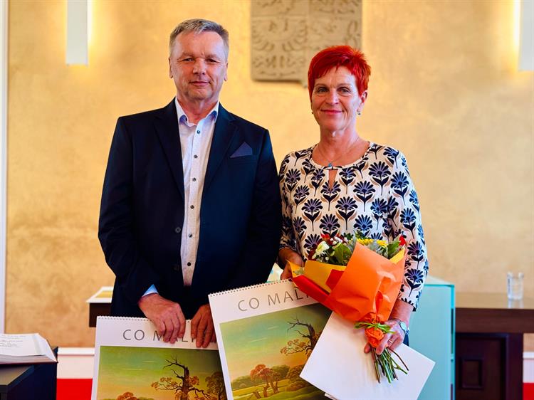 Manželé Dušan a Helena Průdkovi, Cena města Hustopeče za dlouholeté vedení Klubu historie a vlastivědy a pořádání různorodých aktivit převážně pro seniory. Dušan, rodák z Němčiček, a Helena, narozena v Hustopečích, již v době studentských let vedli dětské oddíly zaměřené na turistiku a v době prázdnin pracovali jako vedoucí na pionýrských táborech. Dvanáct let společného života strávili v Němčičkách, a i zde se věnovali dětem. V roce 2001 se rodina přestěhovala do Hustopečí. Oba vystudovali učitelství – Helena I. Stupeň ZŠ, Dušan speciální pedagogiku. Na Zvláštní škole v Hustopečích učil Dušan 23 let a Helena zde učí doposud. V roce 2003 se zúčastnili zájezdu pořádaného Klubem historie a vlastivědy Hustopečska. Následně se stali jeho členy. Dušan byl již následující rok zvolen do výboru a v roce 2006 se stává předsedou klubu. V tu dobu klub pořádá pravidelné přednášky a poznávací zájezdy nejen po mikroregionu, ale po celé ČR. V roce 2006 začal Dušan pracovat na Centru celoživotního vzdělávání, obnovil zde Akademii třetího věku a jako akreditovaný trenér paměti začal vést kurzy trénování paměti. V roce 2009 přichází Helena s nápadem nabídnout účastníkům akademie týdenní táborový pobyt, dnes známý jako Tábor na stará klena. Nápad se uchytil a v roce 2010 vyjíždí prvních 22 seniorů na vysočinu. Tyto tábory byly první vlaštovkou táborů pro dříve narozené v republice. Počet zájemců postupně rostl na tři turnusy a od roku 2012 ho manželé pořádají pod hlavičkou Klubu historie a vlastivědy. Na táborech se tancovaly country tance, a tak vznikla v roce 2015 další iniciativa – tančírna na stará kolena, která trvá dodnes. Ve stejný rok manželé nabídli zájemcům z řad seniorů herní odpoledne na penzionu. Pod vedením Dušana se zájemci scházejí každé úterý od září do června. Takto se společně nejen baví, ale také trénují mozek. Postupně se počet členů klubu zpětinásobil a přibyly nové činnosti, aby si každý našel tu svoji. Dušan zorganizoval např. výcvik chůze s holemi Nordic walking, v době koronaviru pořádal jednou týdně vycházky do okolí Dušan a Helena se řídí heslem „když je nám někde dobře, vezměme sem i klub“. A tak právě připravují už druhý léčebný pobyt v lázních Slatinice.  Manželé nabízejí seniorům aktivity, podporují je v nápadech a činnostech, aby nezůstávali v izolaci, pohybovali se v okruhu přátel a kamarádů a užívali se ve svém věku život a naplno. 