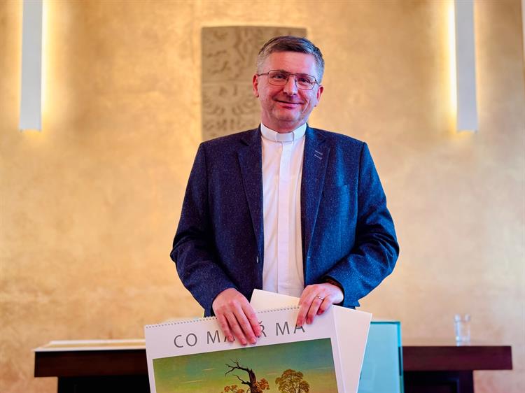 Mons. Mgr. Pavel Kafka, Cena města Hustopeče za rozvoj křesťanské komunity s přesahem do občanské společnosti a přínos pro ekumenizaci církví. Narodil se 8. května 1974 v Náměšti nad Oslavou. Po maturitě v roce 1992 byl přijat do Teologického konviktu v Litoměřicích a následně na Teologickou fakultu Univerzity Palackého v Olomouci. Roku 1994 studium přerušil a rok působil jako asistent lektora Teologického konviktu. Ve studiích teologie pak pokračoval na Papežské Lateránské univerzitě v Římě.  Po dokončení studia a jáhenském svěcení vykonával roční praxi ve farnosti Brno-Bystrc. Na kněze byl vysvěcen 24. června 2000 a byl ustanoven farním vikářem pro farnosti Blansko a Adamov, poté byl stanoven jako farář ve farnostech Kunštát na Moravě a Sebranice u Boskovic.  Od srpna roku 2009 působil jako děkan děkanství hustopečského a byl také farářem farností Hustopeče, Starovice a Starovičky. Během své sedmileté služby v těchto farnostech inicioval například rekonstrukci suterénu pod kostelem sv. Václava, kde vznikly společenské sály a klubovny včetně zázemí s kuchyní. Na Křížovém vrchu se také za jeho působení podařilo opravit střechu a krovy kaple sv. Rocha a restaurovat tamní barokní sochy, které byly přemístěny do kostela sv. Václava. Projekt navíc získal cenu Nejlépe opravená památka Jihomoravského kraje v roce 2014. Ke svému působení u nás řekl: „Během těch sedmi let jsem s velkou vděčností vnímal nejen to, co se podařilo po stránce materiální, ale také to, jak se naše křesťanská komunita neustále rozrůstá, jak mnoho dospělých přichází s touhou nechat se pokřtít.“ V roce 2016 byl jmenován biskupským delegátem pro materiální zajištění kněží a pastorace brněnské diecéze a stal se také správcem nově vzniklého Fondu na podporu kněží a pastorace brněnské diecéze – PULS.  Dne 1. 7. 2022 ho brněnský biskup Pavel Konzbul ustanovil generálním vikářem diecéze brněnské, v této funkci působí dosud.