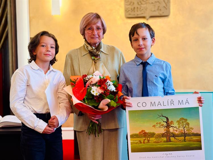 Ing. Richard Kalců, Cena města Hustopeče in memoriam za zásluhy o rozvoj turistiky v regionu. Cenu převzala jeho manželka, paní Milada Kalců. Narodil se v neklidné době 13.července 1939 v Brtničce na Vysočině v rodině stolařského mistra Františka a jeho ženy Julie, jako nejmladší ze čtyř sourozenců.  Po studiích na Vysokém učení technickém v Brně se stal strojním inženýrem a jeho následná celoživotní práce byla spjata s Mostárnou Hustopeče a oddělením konstrukce. Kde byl ale nejvíc sám sebou? Odpovědí nám může být krátká citace: „…řídíme naše životy, ale o naší existenci rozhoduje příroda“ …právě tato slova vystihují jeho život a následný vztah k přírodě, kterou tolik miloval … Hustopeče se staly domovem jeho rodiny po přestěhování v roce 1966. Zde následně celý život aktivně působil jako „hnací motor“ v místním turistickém oddíle Klubu českých turistů. Byl aktivním kronikářem odboru hustopečských turistů a měl velkou zásluhu na vzniku a organizaci dálkového pochodu „Divácké putování Maryša“. Mimo toho, že se pravidelně zúčastňoval různých „výšlapů“ jak on sám rád říkal …byl až do posledních měsíců života aktivním značkařem turistických cest Klubu českých turistů. Jako „značkař“ má velkou zásluhu na zavedení a obnově několika stovek kilometrů turistických cest. Pan Richard Kalců zemřel 26. června 2020.