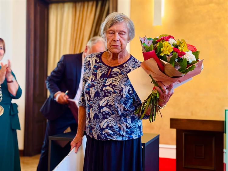 Prof. PhDr. Pavel Říčan, CSc.,  Čestné občanství in memoriam převzala manželka prof. Pavla Říčana, paní Hana Říčanová. Pavel Říčan se narodil dne 18. dubna 1933 v Hustopečích, kde jeho otec ThDr. Rudolf Říčan působil od roku 1931 jako v pořadí pátý farář zdejšího evangelického sboru. V Hustopečích rodina zůstala do července 1935, poté se stěhovala na další otcovo působiště do Bohuslavic v Čechách. Zpočátku se zdálo, že Pavel Říčan půjde v otcových stopách, když v roce 1957 vystudoval teologii na Komenského evangelické teologické fakultě v Praze. Pak nastala cesta směrem k psychologii, o níž prohlásil: „Psychologie bývala kdysi součástí jednak filozofie, jednak teologie.“ V roce 1962 završil studium psychologie na FF UK. V letech 1962–1965 se věnoval výzkumu  v oblasti testování lidských schopností a osobnosti a výuce na pražské katedře psychologie.  V roce 1965 získal titul kandidáta věd za rukopis Teorie schopností a v letech 1966–1967 pracoval v Laboratoři pro analýzu osobnosti a skupin založenou Raymondem B. Cattellem na University of Illionois. Po svém návratu působil na Fakultě dětského lékařství UK. Věnoval se výuce a výzkumné činnosti v oblasti dětské osobnosti. Roku 1968 obhájil disertační práci na téma Vztah mezi pacientem a lékařem. Pod vedením učitelů Josefa Langmeiera a Zdeňka Matějčka se stal klinickým psychologem a věnoval se intenzivně psychodiagnostice i psychoterapii.  Pavel Říčan se zabýval výzkumem i pedagogickou činnosti v Psychologickém ústavu Československé akademie věd, později i na katedře psychologie. Roku 1990 byl jmenován vedoucím Kabinetu psychologie Institutu pro další vzdělávání lékařů a farmaceutů v Praze a také docentem pro obor klinická psychologie. V následujících dvou letech 1991–1992 působil jako ředitel Psychologického ústavu Československé akademie věd a předseda Českomoravské psychologické společnosti. V ČSAV se věnoval výzkumu agrese, zvláště šikany – sociálního vyloučení na školách. V roce 2004 byl jmenován profesorem oboru pedagogické psychologie. Zemřel 25. prosince 2024 v Pelhřimově. Významný český psycholog, pedagog a vědec Pavel Říčan zásadně ovlivnil obor klinické a vývojové psychologie, psychologie osobnosti a psychologie náboženství a zanechal za sebou rozsáhlé dílo ve formě mnoha odborných středoškolských a vysokoškolských učebnic i populárně-naučných publikací.