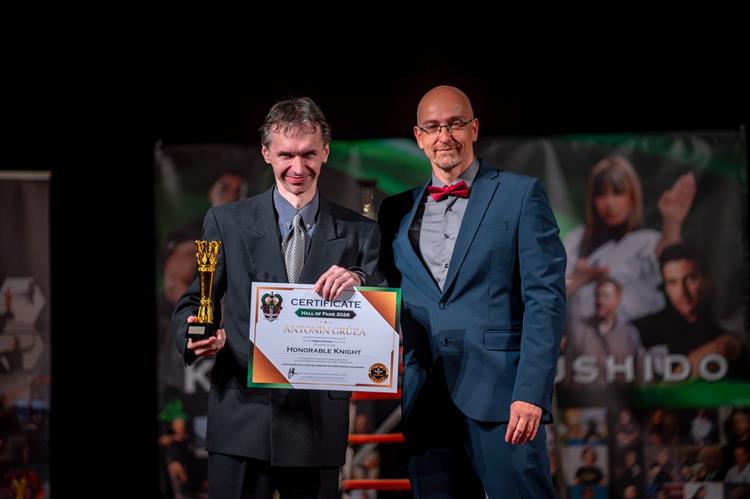 Antonín Grůza při slavnostním uvedení do Knights of Bushido Hall of Fame 2026, kde převzal čestnou hodnost Honorable Knight z rukou hlavního pořadatele Ing. Jana Sýkory. Foto: Aleš König