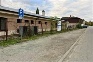 Prohlubně a kaluže zmizí. Parkoviště naproti Pavučině čeká oprava