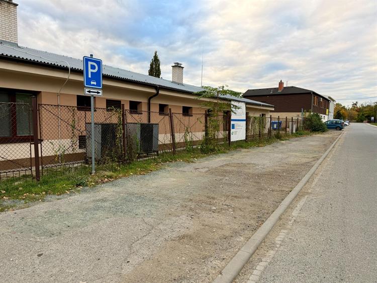 Parkoviště u Pavučiny - stav v polovině října 2026