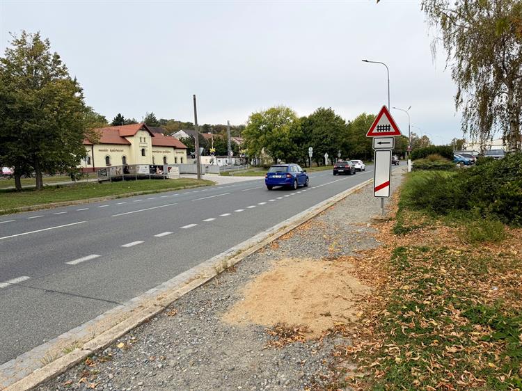 Některé části chodníků byly po rekonstrukci plynovodu bez dlažby
