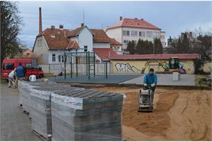 Probíhají úpravy v okolí bazénu