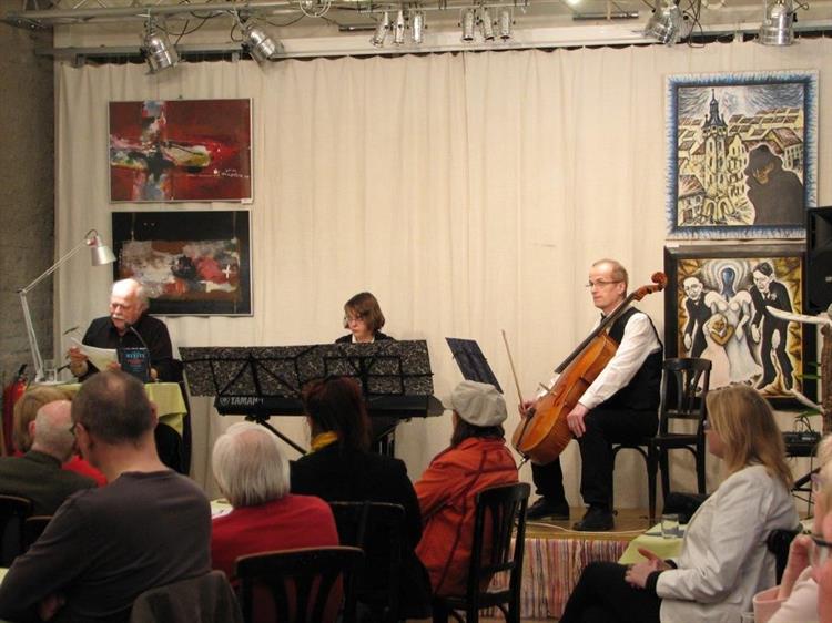 Vernisáž výstavy: zleva Heino Fischer (četba), Karolína Valnohová (klávesy), Zbyněk Šemora (violoncello)